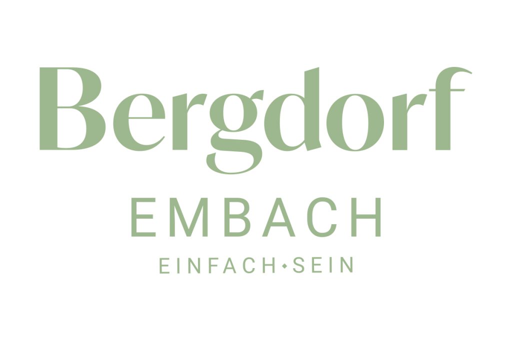 Grünes Logo mit Schriftzug Bergdorf Embach Einfach Sein auf weißem Hintergrund
