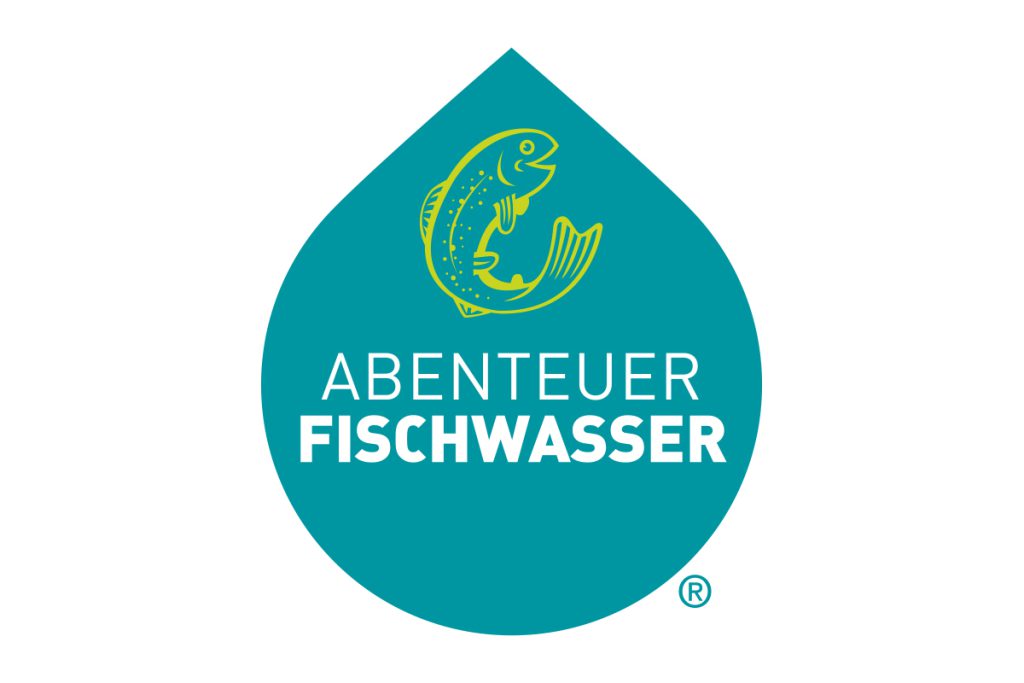 Logo mit stilisiertem Fisch und Schriftzug Abenteuer Fischwasser in Wassertropfenform