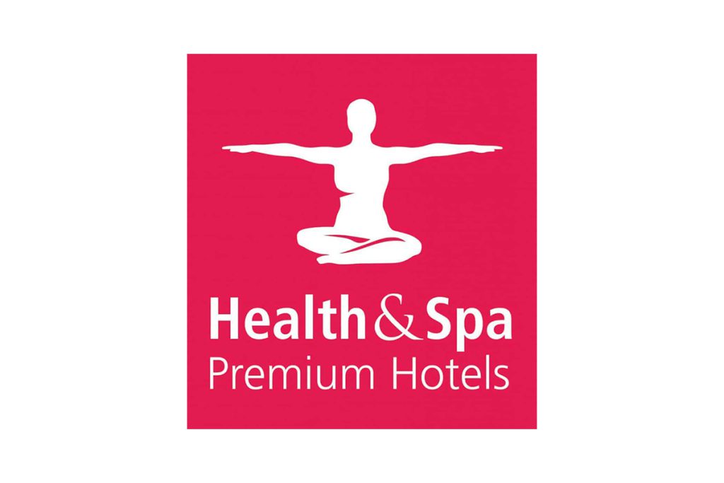 Logo Health & Spa Premium Hotels weiße Yoga Figur auf pinkem Hintergrund