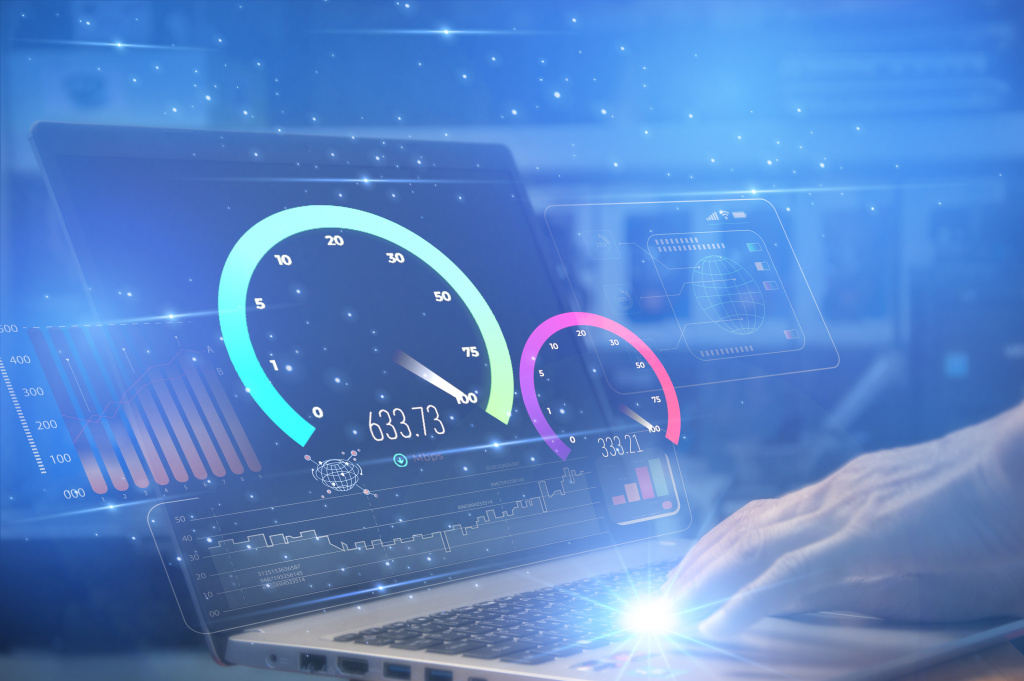 Schnelle Internetverbindung mit Smartphone und Laptop bei einem Speedtest